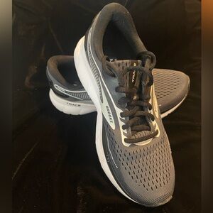 Brooks Trace 2 running shoes size 6